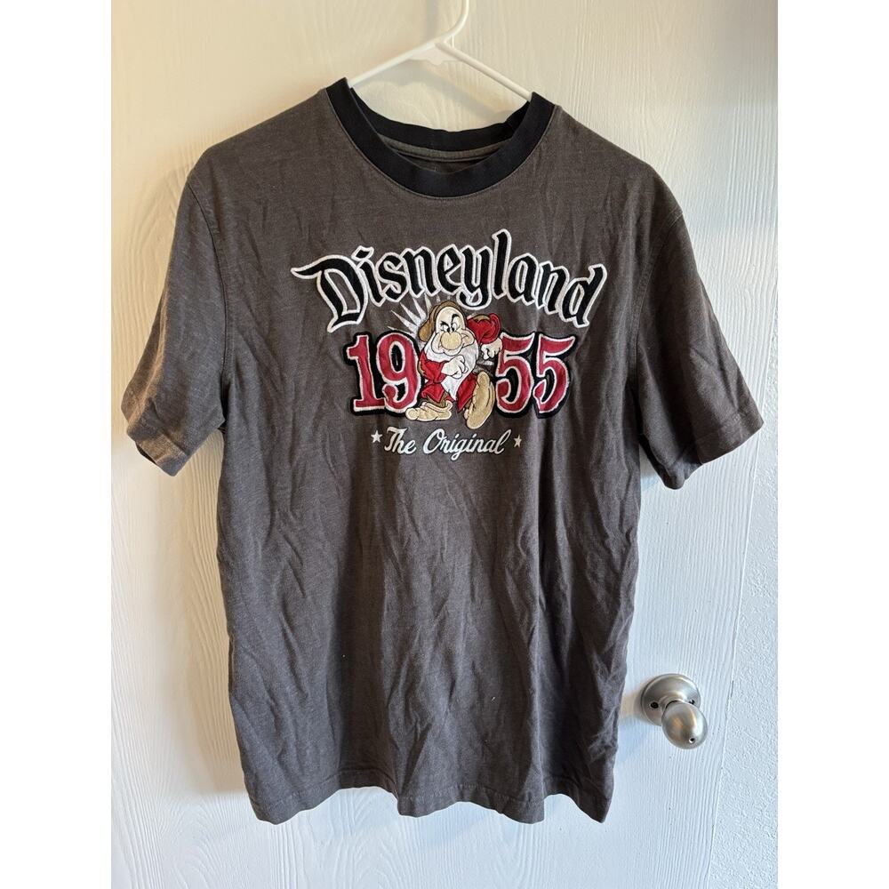 DisneyParks Gray Embroidered Short Sleeve T-Shirt With 1955 Grumpy - Size Medium - Picture 2 of 6